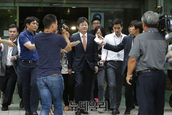 ▲ 새누리당 유승민 전 원내대표가 사퇴의사를 밝히고 국회를 빠져나가는 모습. 유승민 전 원내대표는 'TK물갈이론'에서 물갈이 대상 1순위로 꼽힌다. ⓒ뉴데일리 이종현 기자