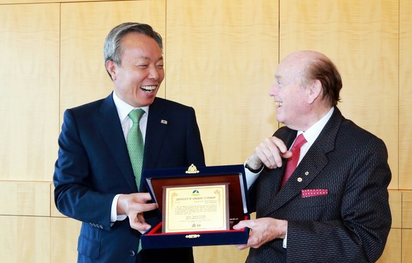 ▲ 윤상기 군수와 짐 패티슨 회장이 하동 농수산물 업무협약을 하고 환하게 웃고 있다 ⓒ뉴데일리