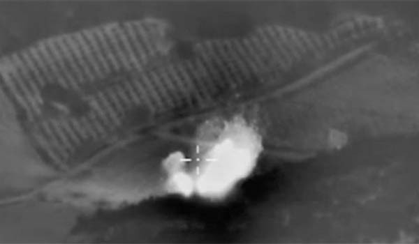 ▲ 러시아는 "우리는 시리아에 있는 테러조직 ISIS를 공습했다"고 밝혔지만, '자유시리아군'의 주장은 다르다. 사진은 러시아군이 공개한 공습 장면. ⓒ러시아 국방부 홈페이지
