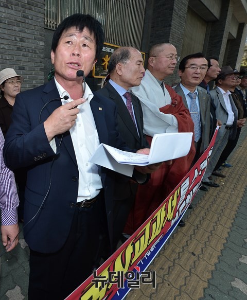 ▲ 이만열 교수의 칼럼을 실은 중앙일보을 비판하고 있는 맹천수 바른사회시민연대 대표. ⓒ뉴데일리 정상윤 기자