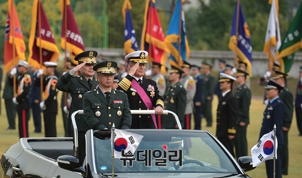 ▲ 취임한 이순진 합참의장(왼쪽), 퇴임한 최윤희 합참의장. ⓒ뉴데일리 정상윤 사진기자