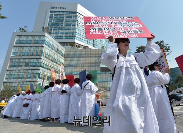 ▲ 7일 오전 서울 신촌 연세대 세브란스병원 앞에서, 엄마부대봉사단을 비롯한 애국단체 회원들이 상복을 입고, '박주신씨 병역비리 의혹' 진상규명을 촉구하는 집회를 열고 있다. ⓒ 뉴데일리 정상윤 기자
