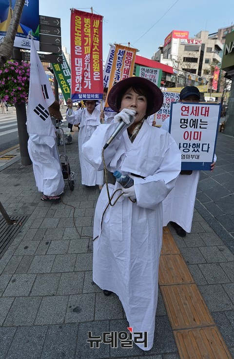 ▲ 주옥순 엄마부대봉사단 대표와 회원들이 신촌 거리를 행진하면서, 박주신씨 병역비리 의혹과 관련된 내용을 시민들에게 설명하고 있다. ⓒ 뉴데일리 정상윤 기자