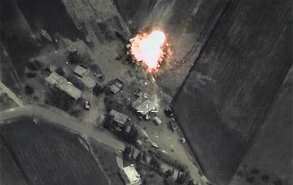 러시아 공군의 공습으로 폭파되는 시리아 반군 기지. 러시아 정부는 