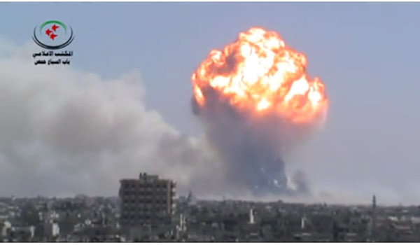 ▲ 2013년 1월 알 아사드 정권의 홈스 지역 공습 당시 대폭발 장면. 온라인에서는 '전술 핵공격'으로 알려져 있다. 일각에서는 이 공습이 이스라엘의 소행이라고 주장한다. ⓒ유튜브 관련 영상 캡쳐