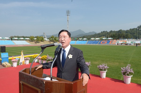 ▲ 최구식 부지사가 제15회 경남자활가족 한마당 행사에 참석해 격려사를 하고 있다 거창군 ⓒ뉴데일리