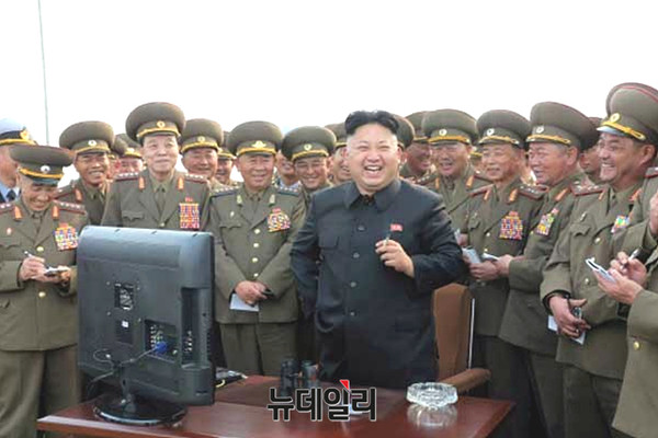 김정은이 군 수뇌부와 함께 웃고 있는 모습. ⓒ뉴데일리 DB