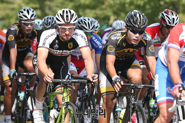 ▲ 국군체육부대 남자 사이클 대표팀 박경호(왼쪽) 등이 7일 오전 문경시 일원에서 열린 2015 경북 문경 세계군인체육대회 도로 경주 단체전에서 역주를 하고 있다. ⓒ2015 경북문경 세계군인체육대회 조직위