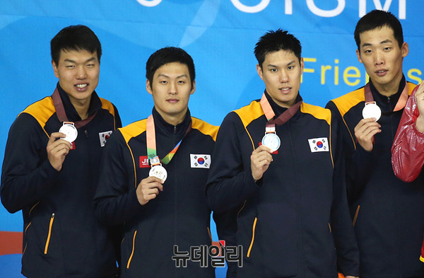 ▲ 7일 오후 경북 김천시 실내수영장에서 열린 2015 경북문경 세계군인체육대회 수영 남자 계형 800ｍ에서 은메달을 차지한 대한민국 선수단이 메달을 들고 기념촬영을 하고 있다. ⓒ2015 경북문경 세계군인체육대회 조직위