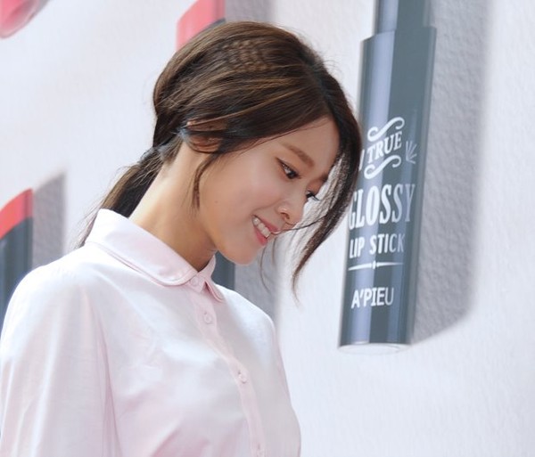 ▲ AOA 설현이 최근 명동에서 열린 이벤트에서 빙그레 웃고 있다ⓒ뉴데일리