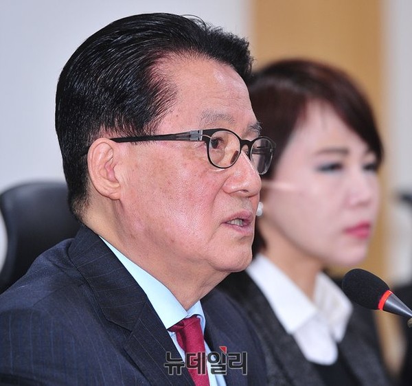 ▲ 새정치민주연합 박지원 전 원내대표는 8일 KBS라디오에 출연해 분열하지 않고 총선에 승리하려면 문재인 대표의 결단이 필요하다고 강조했다. 사진 뒷쪽은 전날 서울 강남을 출마를 선언한 전현희 전 의원. ⓒ뉴데일리 정재훈 기자