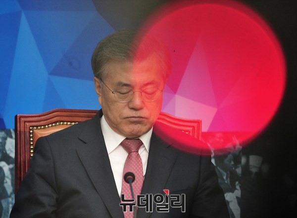 ▲ 고영주 방문진 이사장으로부터 공산주의자라고 확신한다는 지목을 받은 새정치민주연합 문재인 대표가 눈을 감고 생각에 잠겨 있다. 문재인 대표는 공산주의자 발언 파문에 대해 직접적인 반박은 않은 채 공개 석상에서 침묵을 지키고 있다. ⓒ뉴데일리 이종현 기자