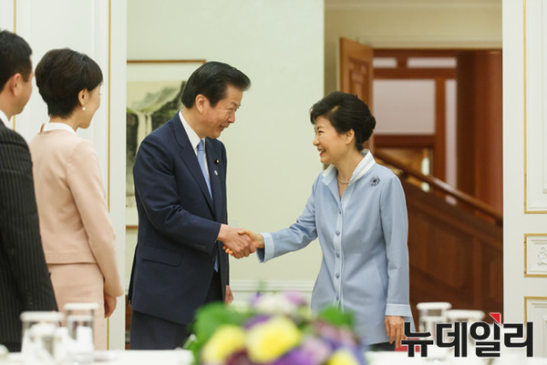 ▲ 박근혜 대통령이 8일 청와대를 방문한 야마구치 일본 공명당 대표와 악수 하고 있다. 야마구치 나쓰오 대표는 아베 신조 일본 총리의 친서를 전달했다고 밝혔다. ⓒ뉴데일리