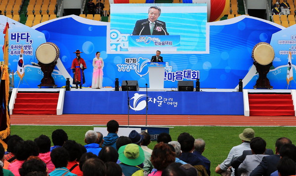 ▲ 윤상기 군수가 경남 자율관리어업 한마당에서 축사를 하고 있다 하동군 ⓒ뉴데일리