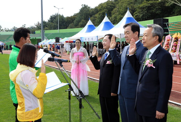 ▲ 윤상기 군수가 경남 자율관리어업 한마당에서 축사를 하고 있다 하동군 ⓒ뉴데일리