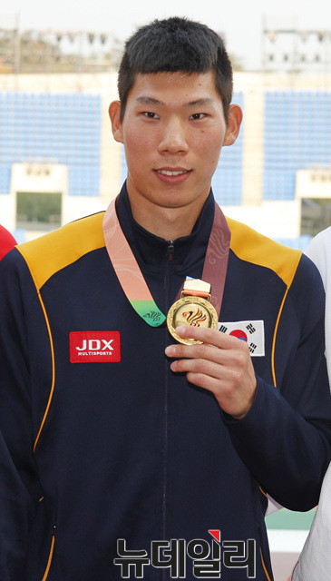 ▲ 8일 경북 문경 국군체육부대 주경기장에서 열린 2015 경북문경 세계군인체육대회 남자 장대높이뛰기에서 금메달을 차지한 대한민국 진민섭 일병이 시상식에서 금메달을 들어 보이고 있다ⓒ '2015 경북문경 세계군인체육대회 조직위 제공'