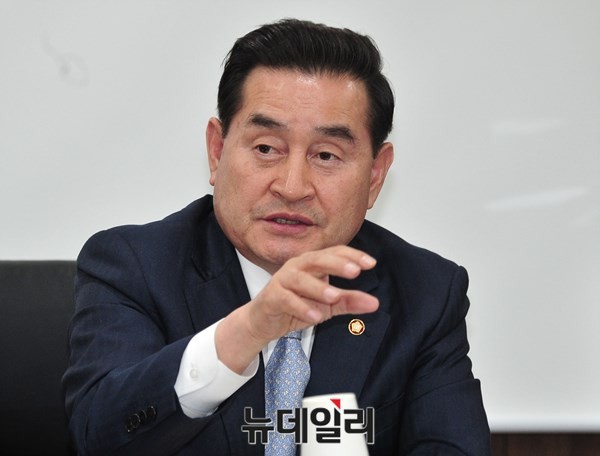 ▲ 새정치민주연합 이윤석 의원(사진)은 8일 국토위 국정감사에서 폭스바겐의 배출가스 조작 사태를 강하게 추궁했다. ⓒ뉴데일리 이종현 기자