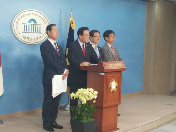 ▲ 국회 국토교통위원회 소속 정성호·김태원·이노근 의원과 최성 고양시장이 8일 국회에서 서울외곽순환도로 북부구간 통행료 인하와 관련된 기자회견을 진행하고 있다.ⓒ뉴데일리경제