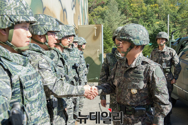 ▲ 9일 해병부대를 방문한 이순진 합참의장.ⓒ합동참모본부