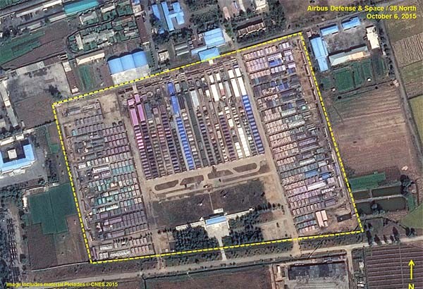 ▲ '38노스'가 8일(현지시간) 공개한 북한 평양 미림비행장 일대의 '천막촌' 모습. 노란 점선 안이 모두 북한 인민군 천막이라고 한다. ⓒ38노스 화면캡쳐