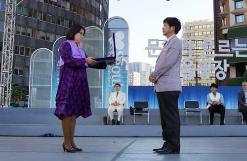 ▲ 제1회 세계한글문화축제에서 함은혜 이사장이 한글학회를 대신해서 김한빛나리 총무부장에게 한글세계화대상을 시상하고 있다. ⓒ뉴데일리