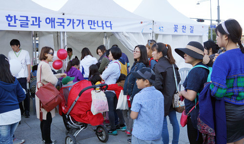 ▲ 광화문 광장의 체험부스에 참가자들이 줄서서 기다리고 있다. ⓒ뉴데일리
