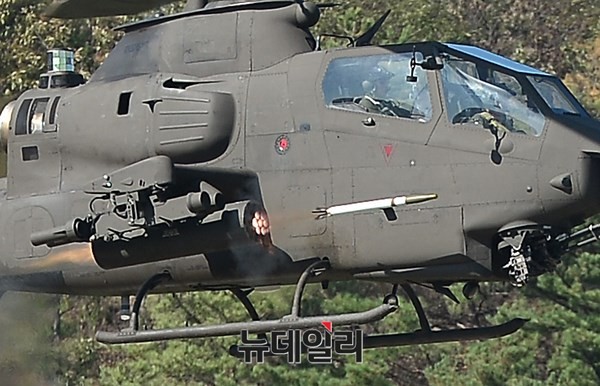 ▲ 육군 탑헬리건 선발행사에서 2.75인치 로켓 공격하는 AH-1 코브라 헬기.ⓒ뉴데일리 정상윤 사진기자
