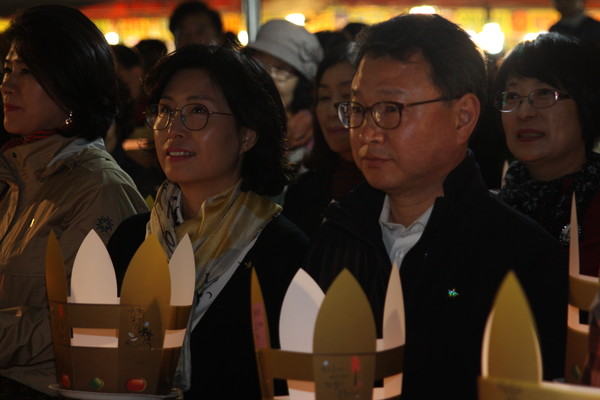 ▲ 진사모 회원들이 각자의 소원을 담은 소망등을 들고 있다