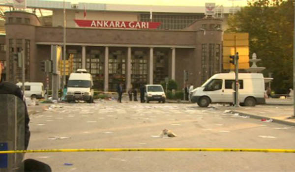 ▲ 자살폭탄테러가 발생한 터키 앙카라역 광장. 군경이 상황을 수습한 뒤 모습이다. ⓒ美CNN 보도화면 캡쳐
