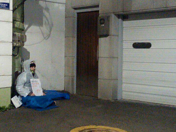 ▲ 지난 9일부터 서울시공관앞에서 서울대공원의 전시동물 도축장 매각에 항의하며 1인 단식농성에 들어간 에이제이 가르시아 '케어' 미국 법인 대표(해외동물보호단체 Mercy for Animals 활동가). ⓒ사진 동물보호단체 케어