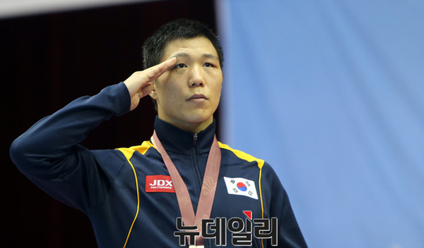 ▲ 10일 오후 경북 영주시 영주국민체육센터에서 열린 2015 세계군인체육대회 복싱 남자 라이트 헤비급 경기에서 금메달을 차지한 대한민국 양희근이 거수경례 하고 있다. ⓒ'2015 경북문경 세계군인체육대회 조직위 제공'