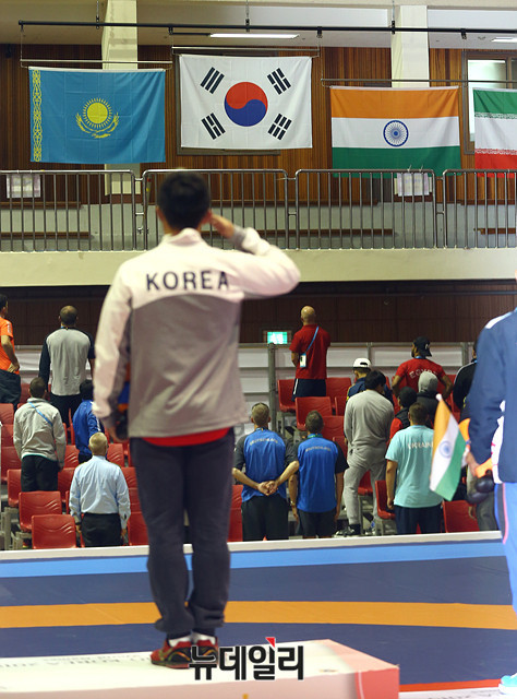 ▲ 6일 경북 문경실내체육관에서 열린 2015 경북문경 세계군인체육대회 레슬링 자유형 57kg급에서 금메달을 수확한 대한민국 김진철이 국기에 대한 경례를 하고 있다. ⓒ2015 경북문경 세계군인체육대회 조직위