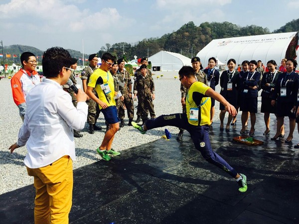 ‘2015 경북 문경 세계군인체육대회’가 11일 대단원의 막을 내린 가운데 군인들이 제기차기 체험을 하고 있다.ⓒ경북도 제공