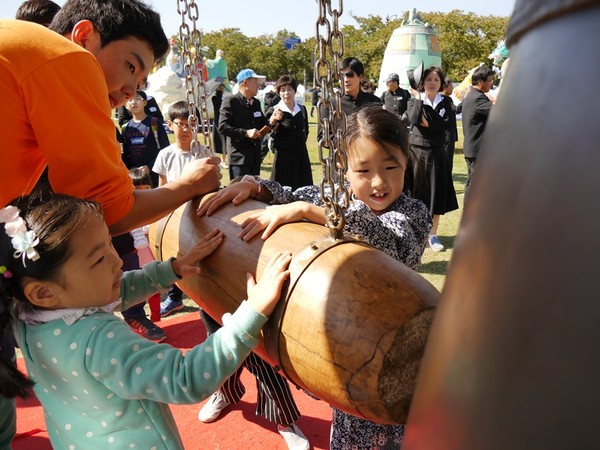 ▲ ‘2015 신라 소리축제 에밀레전’에서 어린이들이 대형 범종 타종을 직접 체험하고 있다.ⓒ뉴데일리