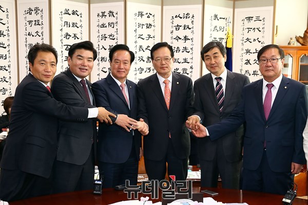 ▲ 정의화 국회의장이 12일 서울 여의도 국회 의장실에서 새누리당 원유철 원내대표, 새정치민주연합 이종걸 원내대표 및 정치개혁특위 이학재 여당 간사, 김태년 야당 간사 등을 만나 선거구획정안에 대한 논의를 하기에 앞서 기념촬영을 하고 있다. 왼쪽부터 이학재 정치개혁특위 여당간사, 새누리당 원유철 원내대표, 이병석 정치개혁특별위원회 위원장, 정의화 국회의장, 새정치민주연합 이종걸 원내대표, 김태년 정치개혁특위 야당 간사.ⓒ사진공동취재단