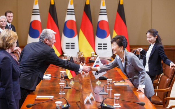 박근혜 대통령이 12일 청와대에서 열린 한·독 정상 공동기자회견에서 국빈방한한 요아힘 가우크 독일 대통령과 악수하고 있다. ⓒ청와대 제공