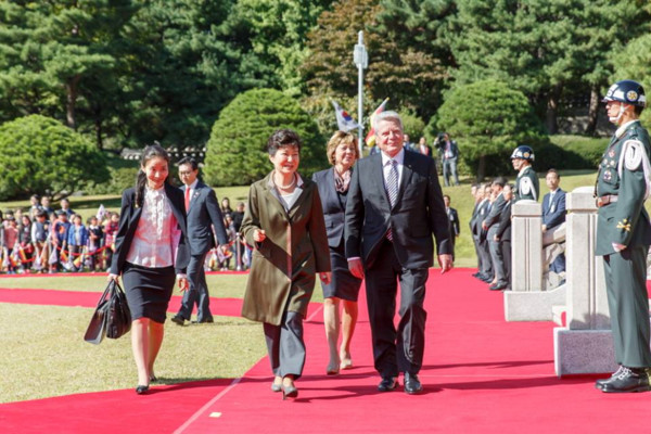 ▲ 박근혜 대통령과 요아임 가우크 독일 대통령이 12일 정상회담에 앞서 청와대 대정원에서 공식환영식 사열을 받고 있다. ⓒ청와대 제공