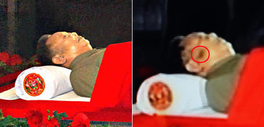 ▲ 2011년 12월 20일 오후 금수산기념궁전의 김정일 국방위원장의 시신을 공개한 조선중앙통신(왼쪽)과 조선중앙TV의 사진. 조선중앙TV 사진에 보이는 검버섯(붉은 원)이 조선중앙통신 사진에는 보이지 않는다. /조선중앙통신·조선중앙TV ⓒ 조선닷컴