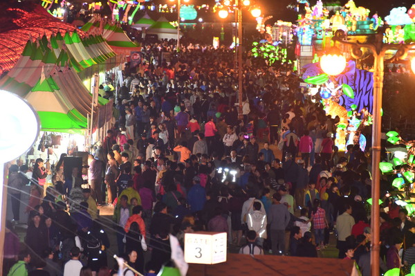 ▲ 2015 진주남강유등축제장에 많은 관람객들의 행열이 이어지고 있다