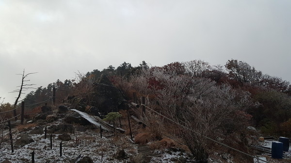 ▲ 지리산 장터목에 올해 첫 눈이 내려 있다 ⓒ뉴데일리