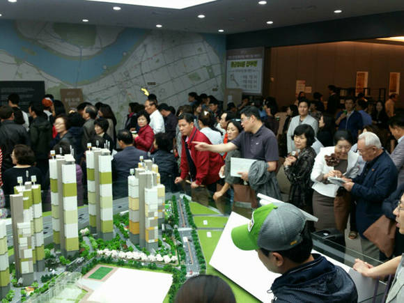 ▲ 대우건설이 분양하는 '반포 센트럴 푸르지오 써밋' 모델하우스는 연휴 동안 약 3만 명의 관람객이 다녀갔다. 사진은 반포 센트럴 푸르지오 써밋 모델하우스를 찾은 내방객들.ⓒ대우건설