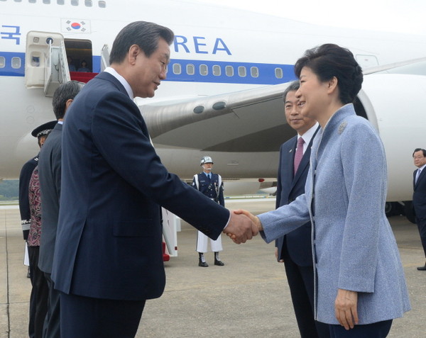 지난 9월 중국을 방문하기 위해 성남공항을 출발하는 박근혜 대통령과 환송 나온 김무성 대표가 악수를 나누고 있다. ⓒ 뉴시스