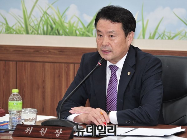 ▲ 김대년 선거구획정위원장(사진)은 13일 국회에서 기자회견을 열고 선거구획정안 국회 제출이 불발된 것에 대해 사과하며, 깊이 고개를 숙였다. ⓒ뉴데일리 이종현 기자