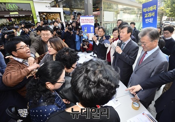 ▲ 추선희 어버이연합 사무총장이 13일 서울 여의도역 앞에서 교과서 국정화 반대서명을 진행하고 있는 문재인 대표 등 야당의원들에게 강하게 항의하고 있다.  ⓒ 뉴데일리 이종현 기자