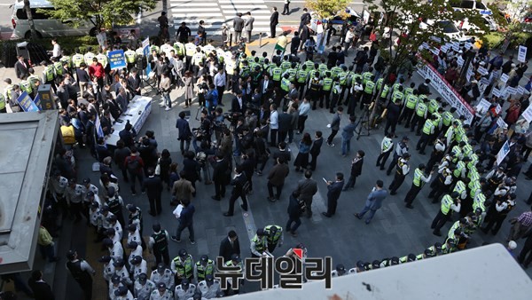 ▲ 한국사교과서 국정화 반대서명장을 둘러싸고 있는 경찰벽. ⓒ 뉴데일리 이종현 기자