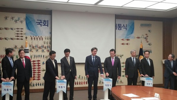 ▲ 정의화 국회의장(오른쪽 네번째)과 박형준 사무총장 등이 13일 국회의장 접견실에서 국회 온라인미디어 '국회ON' 개통식을 갖고 출범을 알리는 첫 버튼을 누르고 있다.ⓒ국회사무처