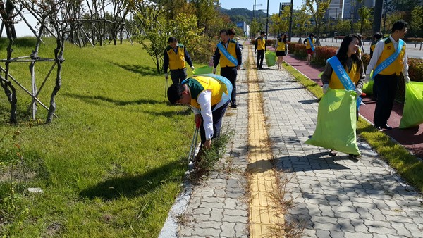 ▲ 한국남동발전 청렴동아리가 환경정화 활동에 나서고 있다 ⓒ뉴데일리