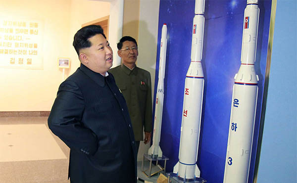 ▲ 북한 로켓을 헤벌죽 쳐다보는 김정은. ⓒ北선전매체 보도화면 캡쳐