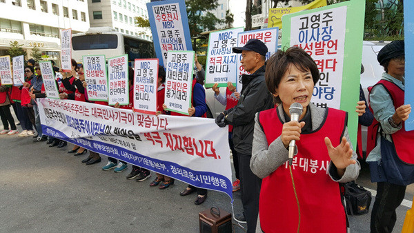▲ 주옥순 엄마부대봉사단 대표가 지나가는 시민들에게 '소신발언'을 한 고영주 이사장을 지지해줄 것을 호소하고 있다.  ⓒ뉴데일리 유경표 기자