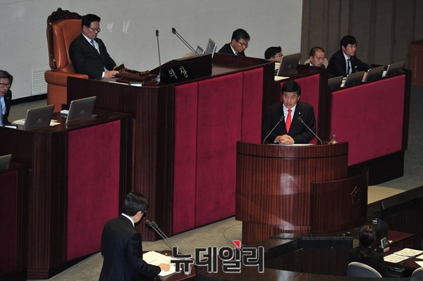 ▲ 새누리당 심윤조 의원(오른쪽)이 14일 대정부질문에서 황교안 국무총리(왼쪽)에게 질의하고 있다. ⓒ뉴데일리 이종현 기자